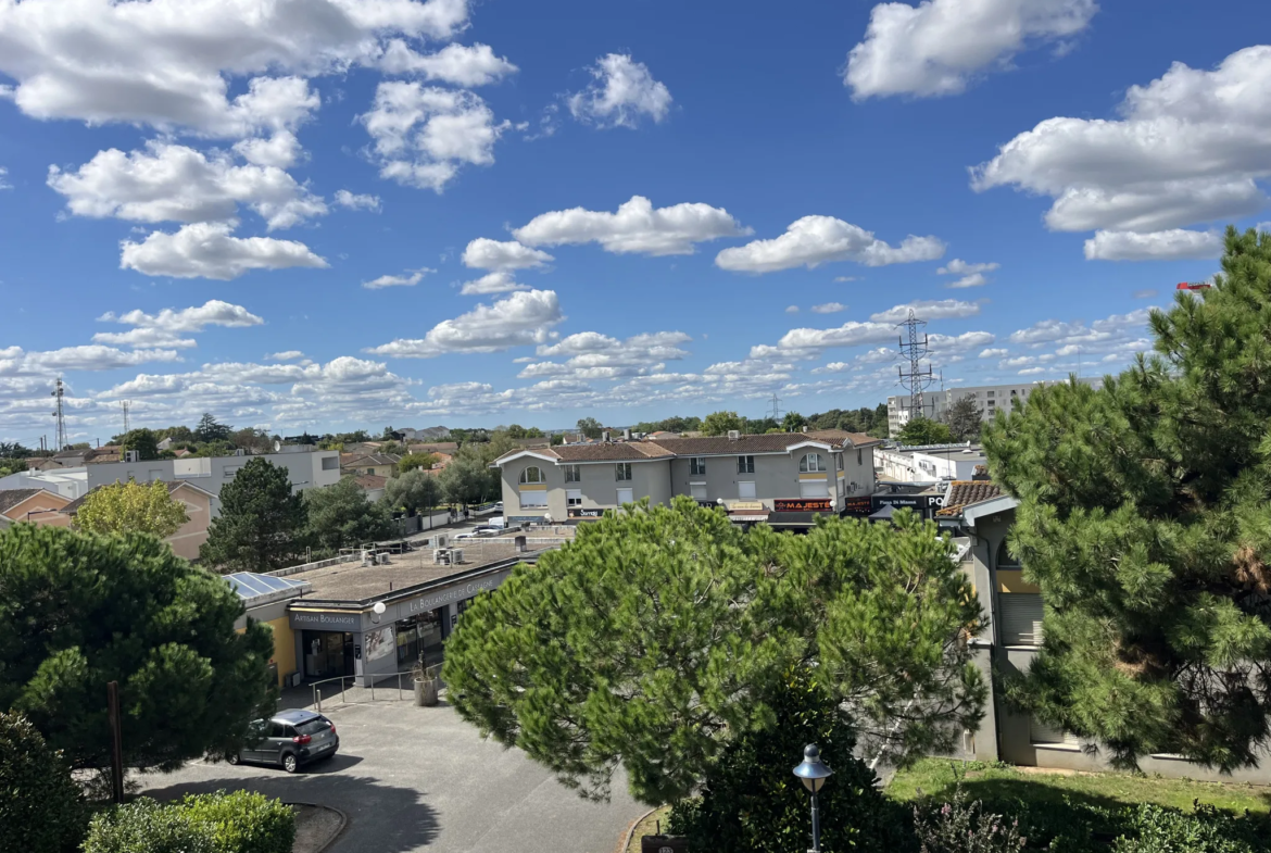 Appartement trois pièces avec terrasse et parking à Cenon 