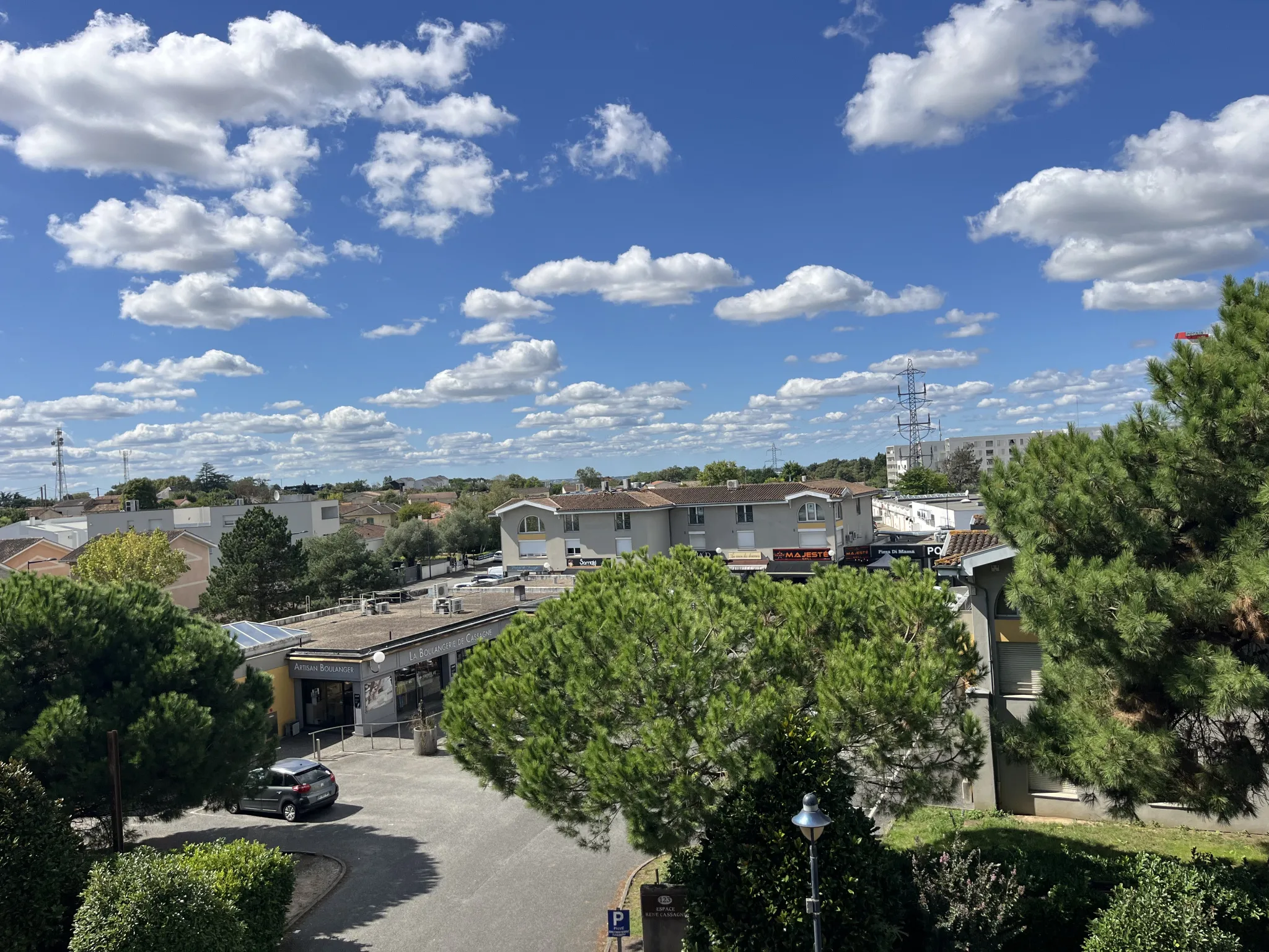 Appartement trois pièces avec terrasse et parking à Cenon 