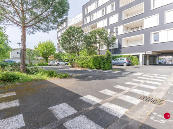 Appartement trois pièces avec terrasse et parking à Cenon