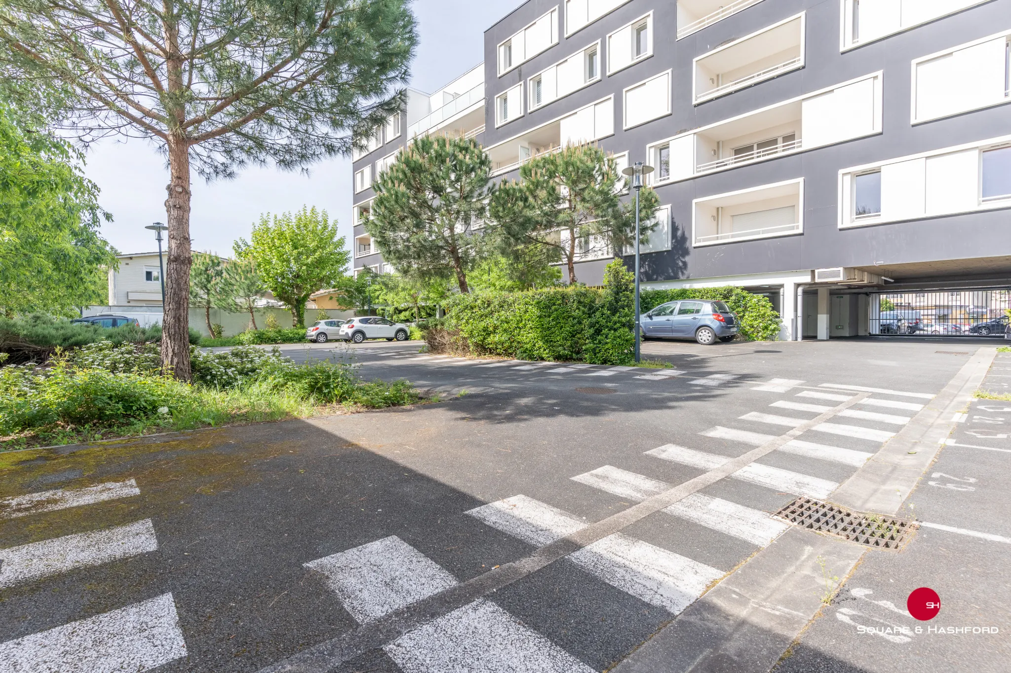 Appartement trois pièces avec terrasse et parking à Cenon 