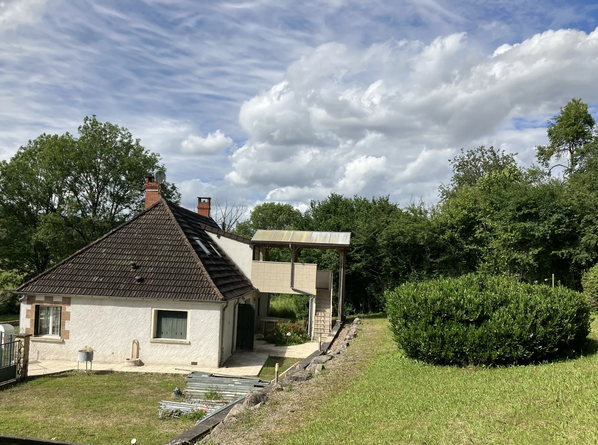 Charmante longère au bord de la Nièvre à Dompierre 