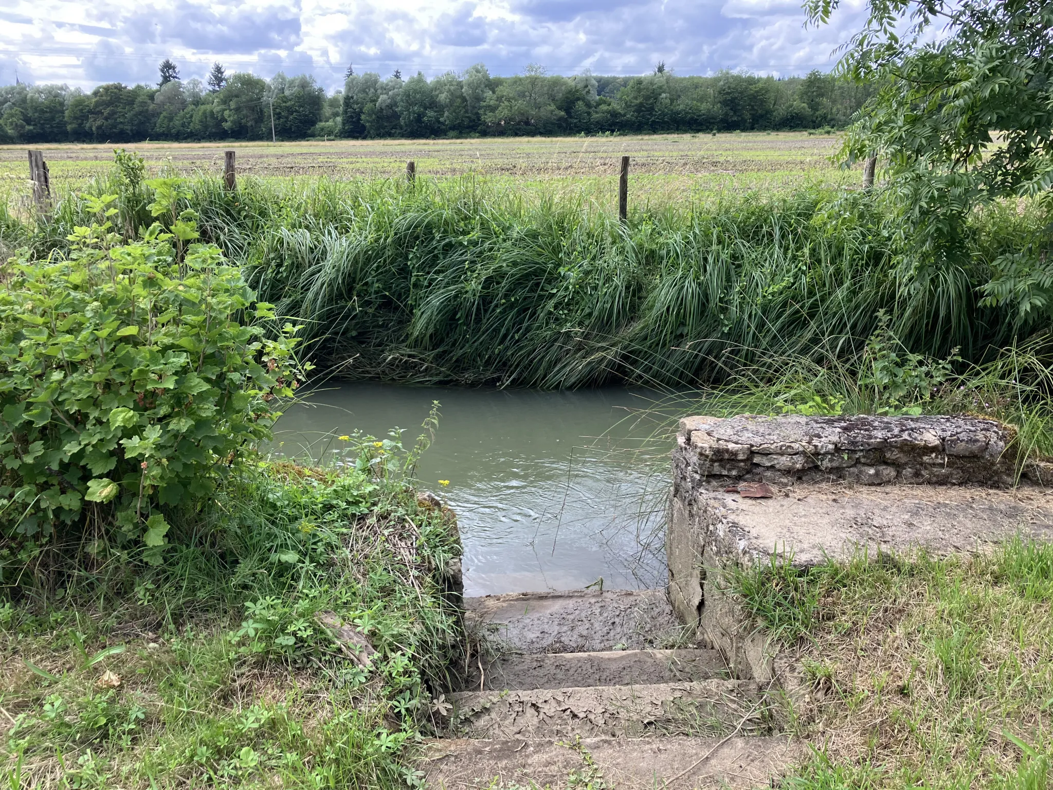 Charmante longère au bord de la Nièvre à Dompierre 