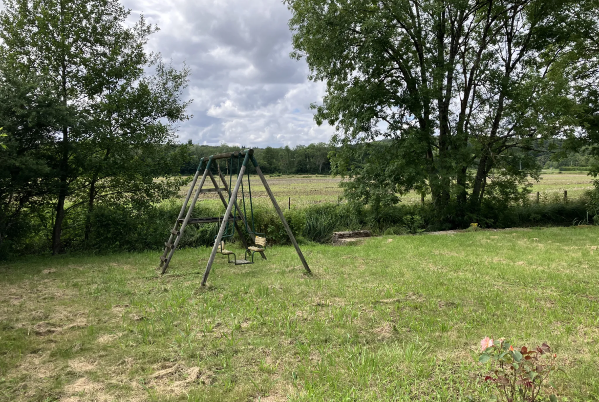 Charmante longère au bord de la Nièvre à Dompierre 