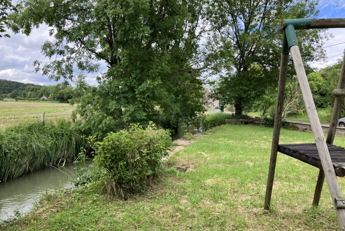 Charmante longère au bord de la Nièvre à Dompierre 