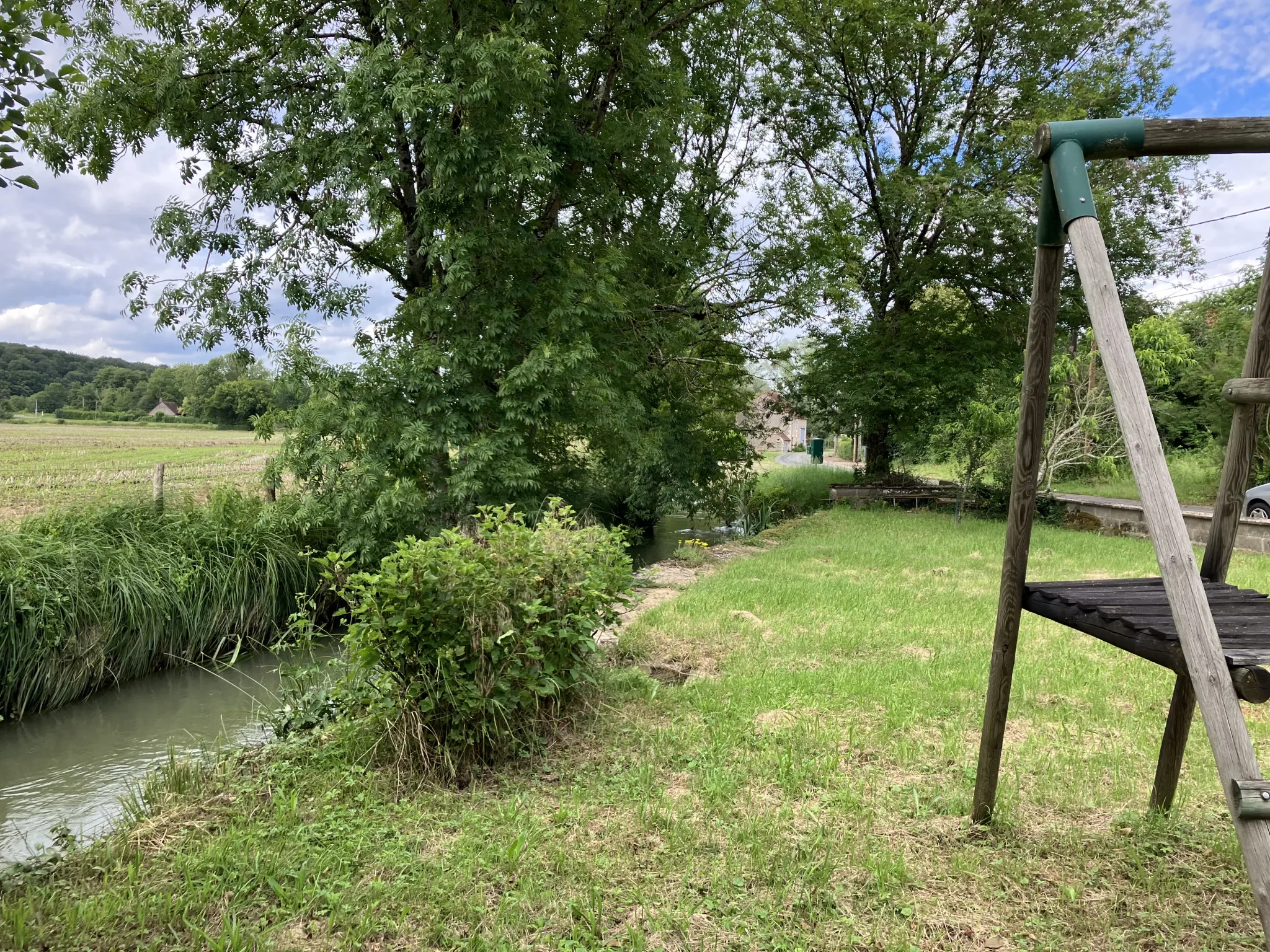 Charmante longère au bord de la Nièvre à Dompierre 