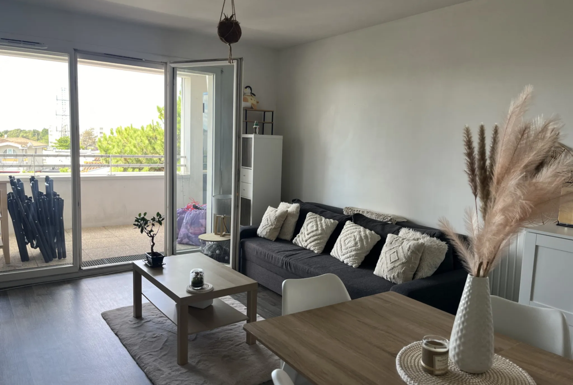 Appartement trois pièces avec terrasse et parking à Cenon 