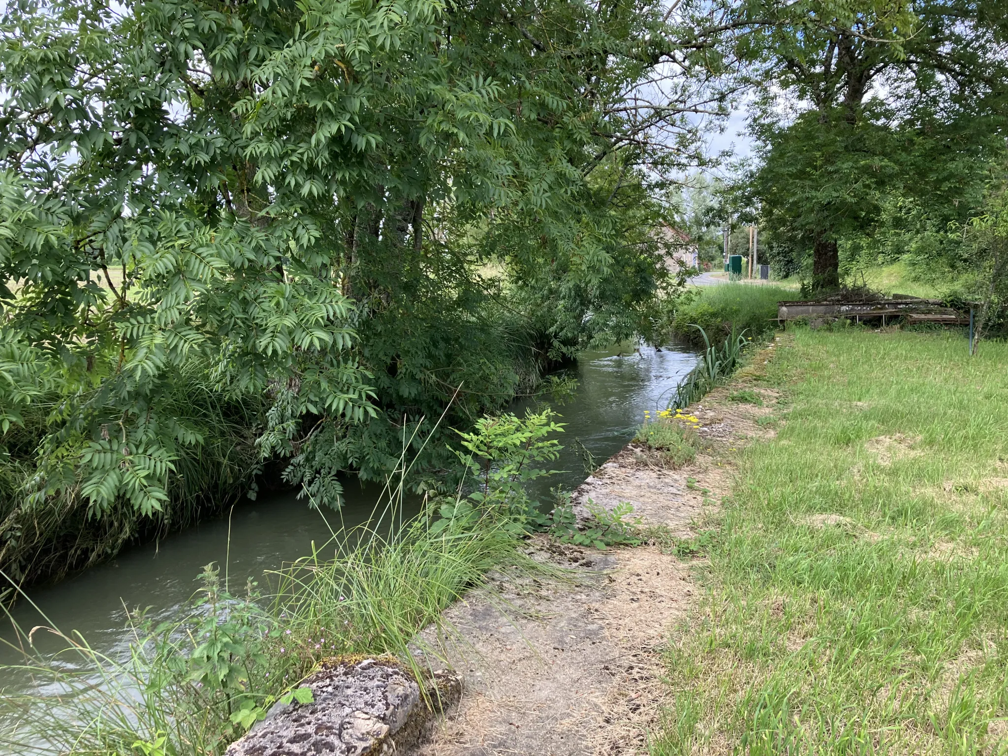 Charmante longère au bord de la Nièvre à Dompierre 