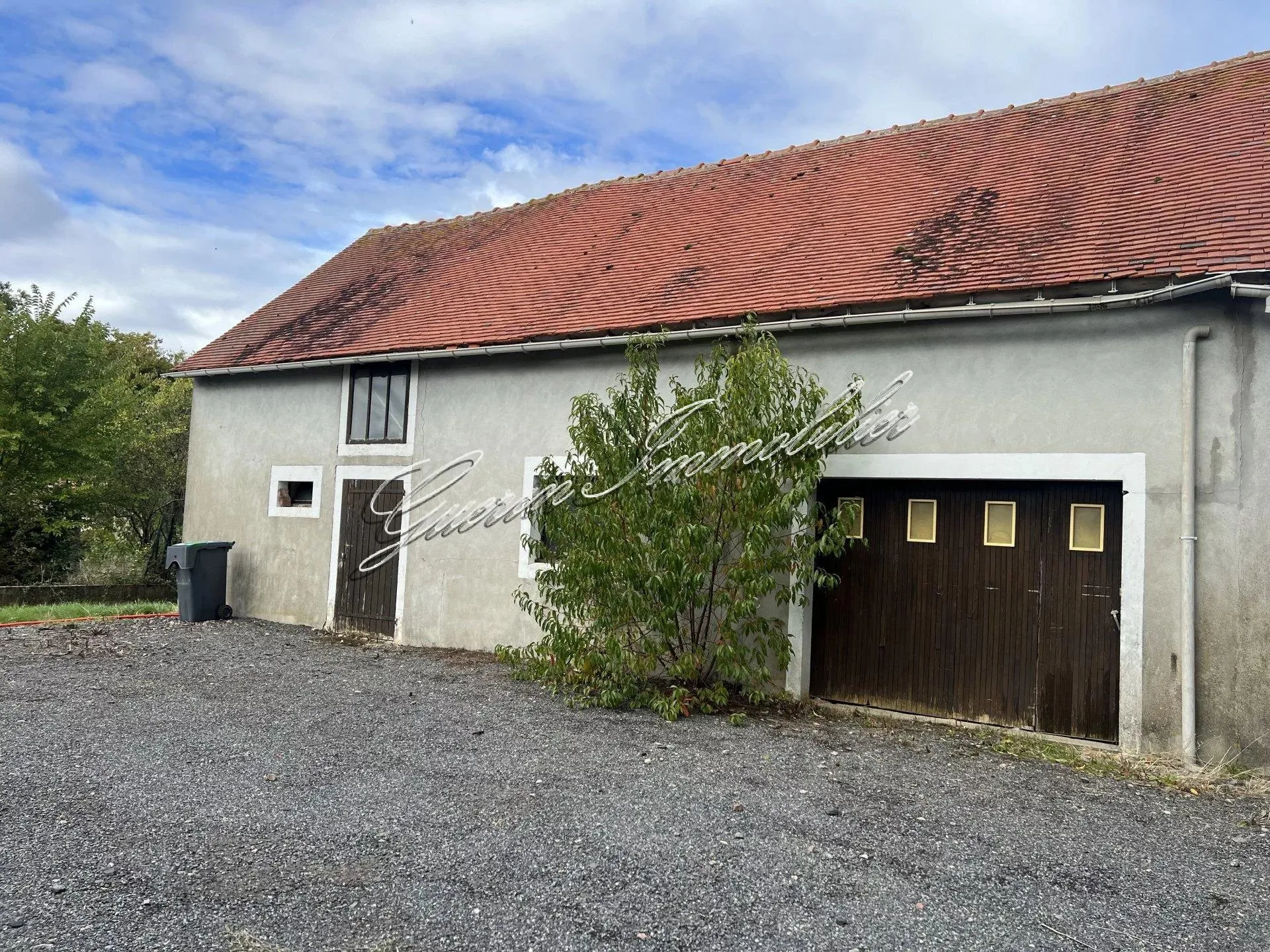 Charmante maison ancienne à rénover à Germigny l'Exempt 