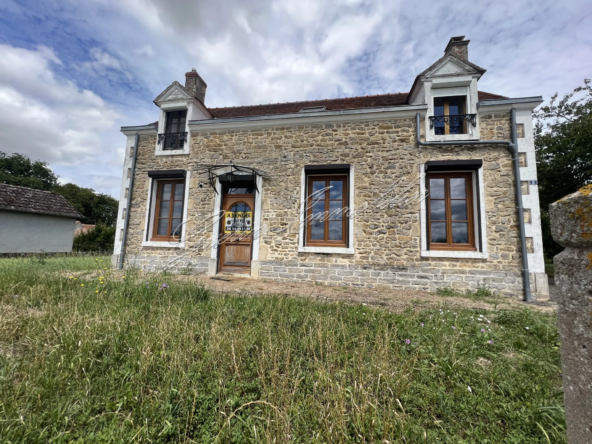 Charmante maison ancienne à rénover à Germigny l'Exempt