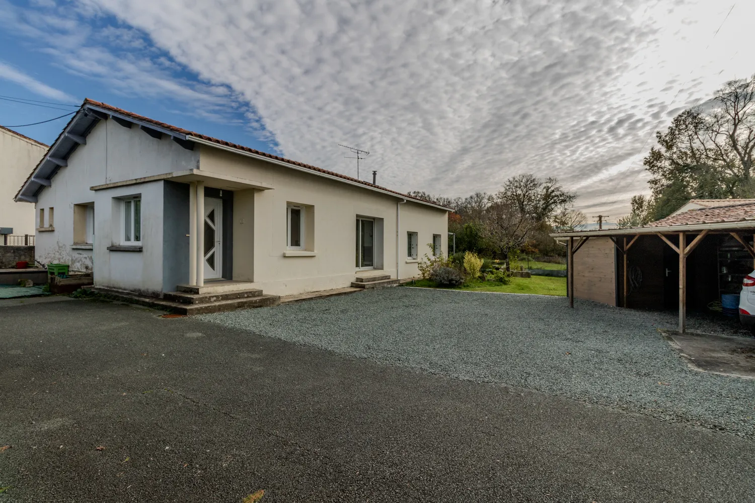 Maison 5 chambres à vendre à La Clisse - 850 m2 de jardin 