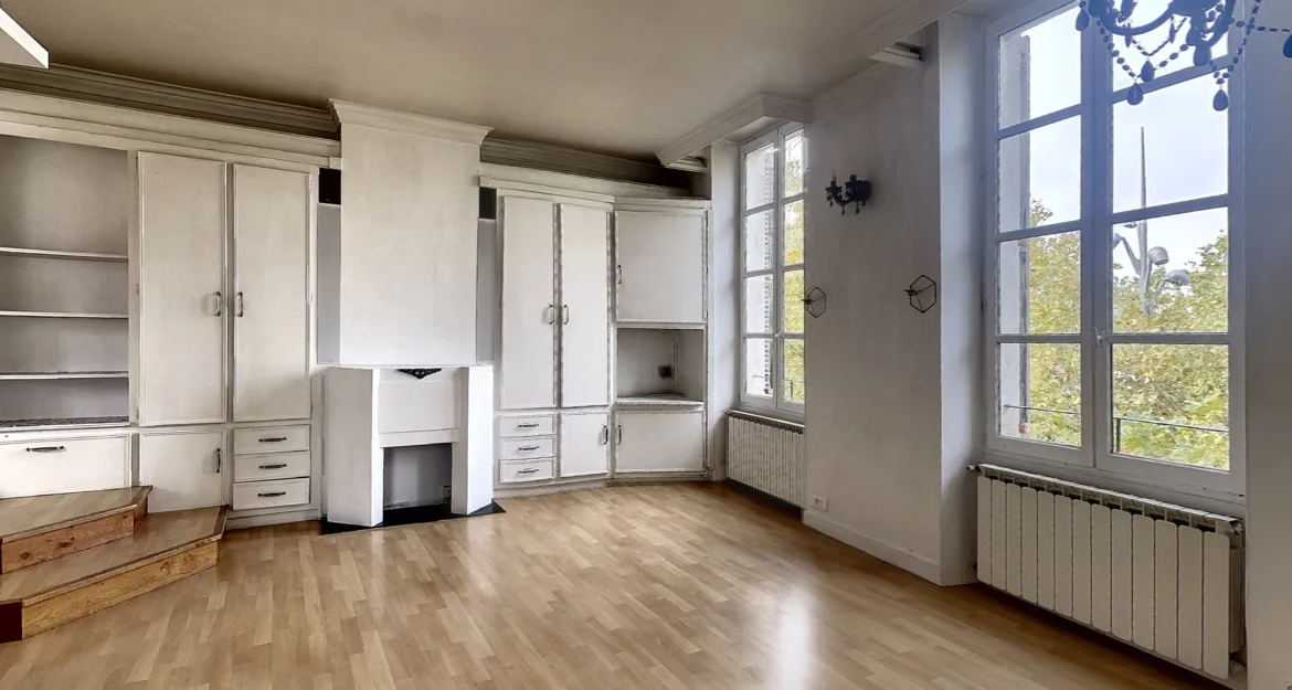 Appartement rénové de 55 m² à vendre à Avignon, vue sur le Palais des Papes 