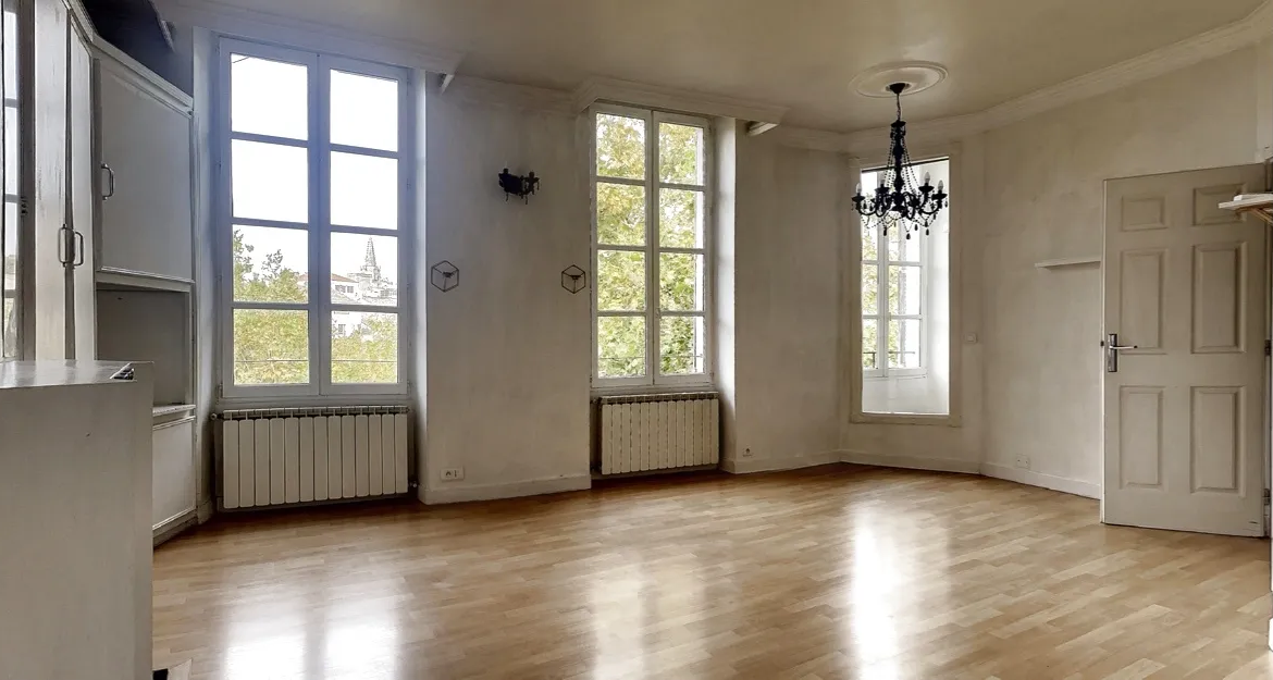 Appartement rénové de 55 m² à vendre à Avignon, vue sur le Palais des Papes 