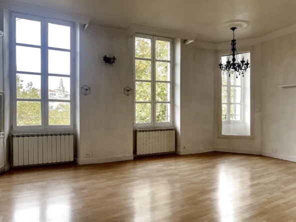 Appartement rénové de 55 m² à vendre à Avignon, vue sur le Palais des Papes