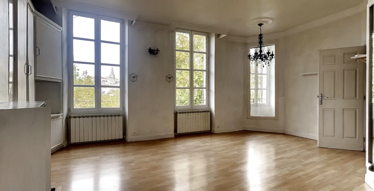 Appartement rénové de 55 m² à vendre à Avignon, vue sur le Palais des Papes 