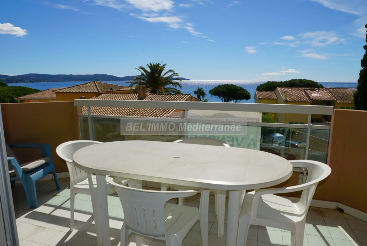 F2 avec Terrasse et Vue Mer à Cavalaire-sur-Mer 