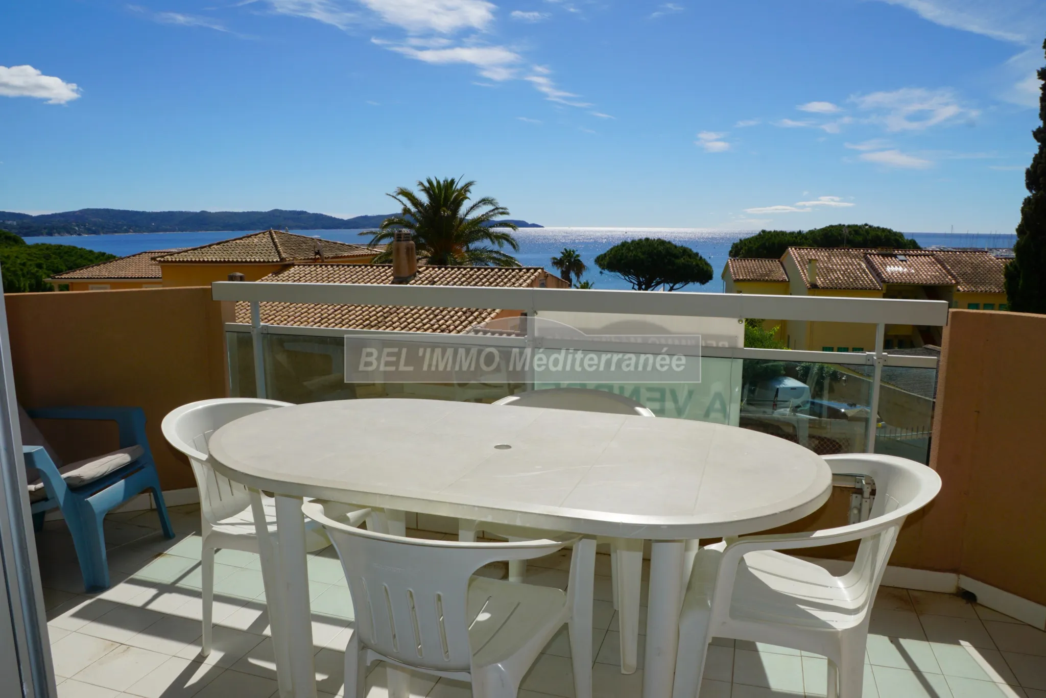 F2 avec Terrasse et Vue Mer à Cavalaire-sur-Mer 