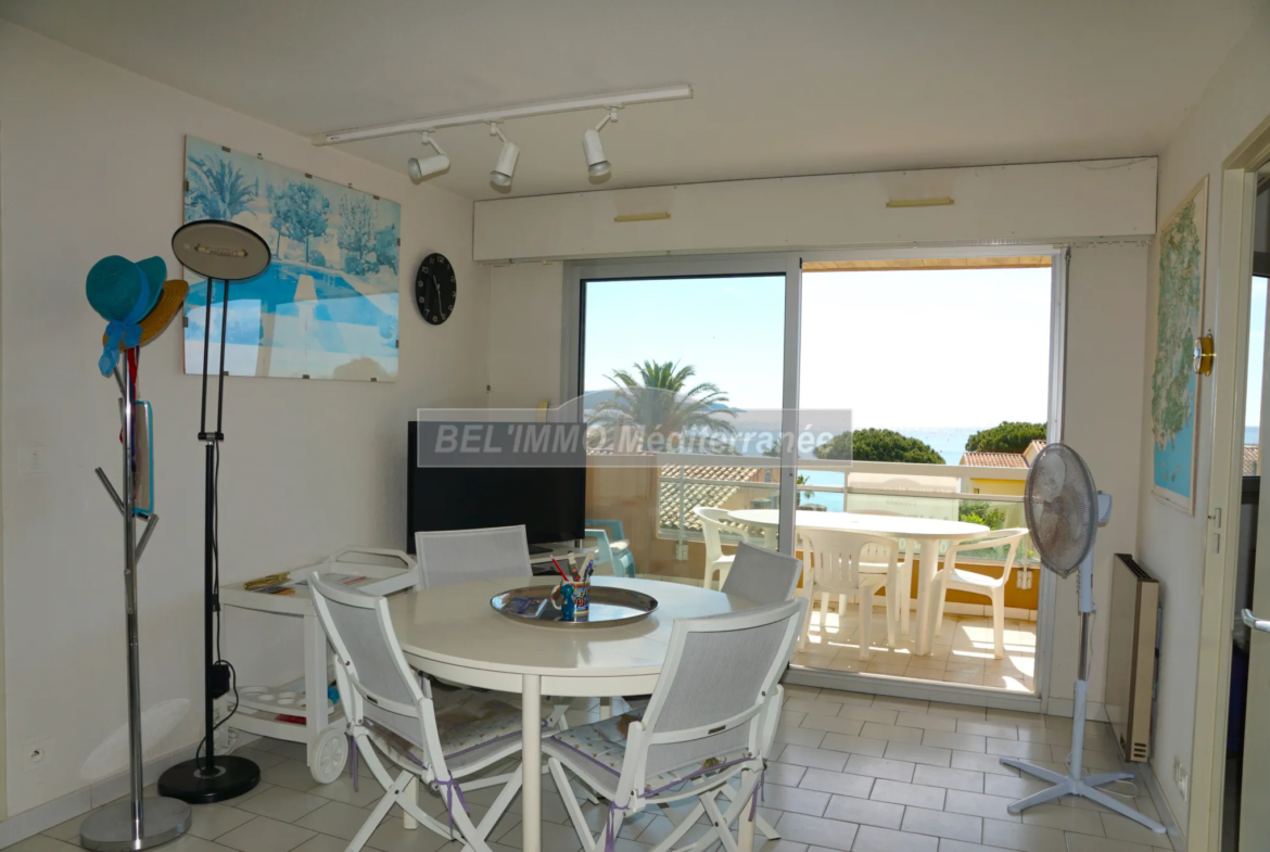 F2 avec Terrasse et Vue Mer à Cavalaire-sur-Mer 