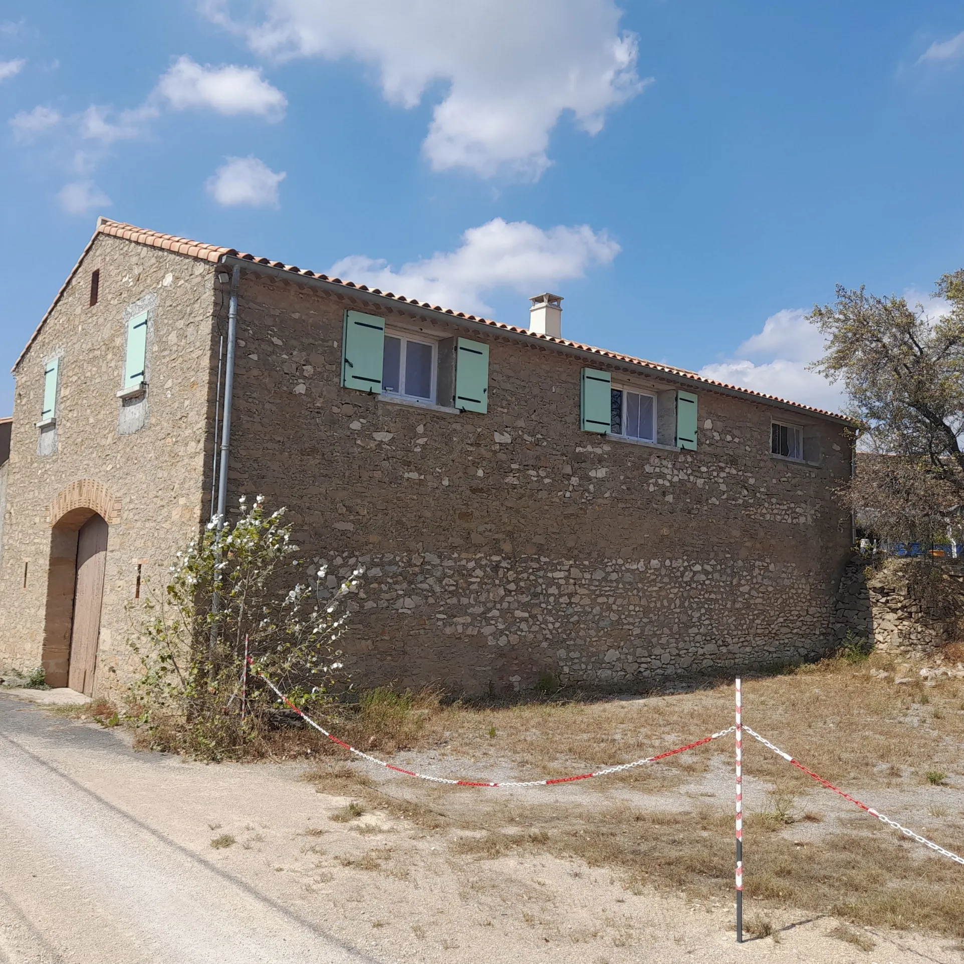 Maison vigneronne rénovée avec grande remise et garage à Bize Minervois 