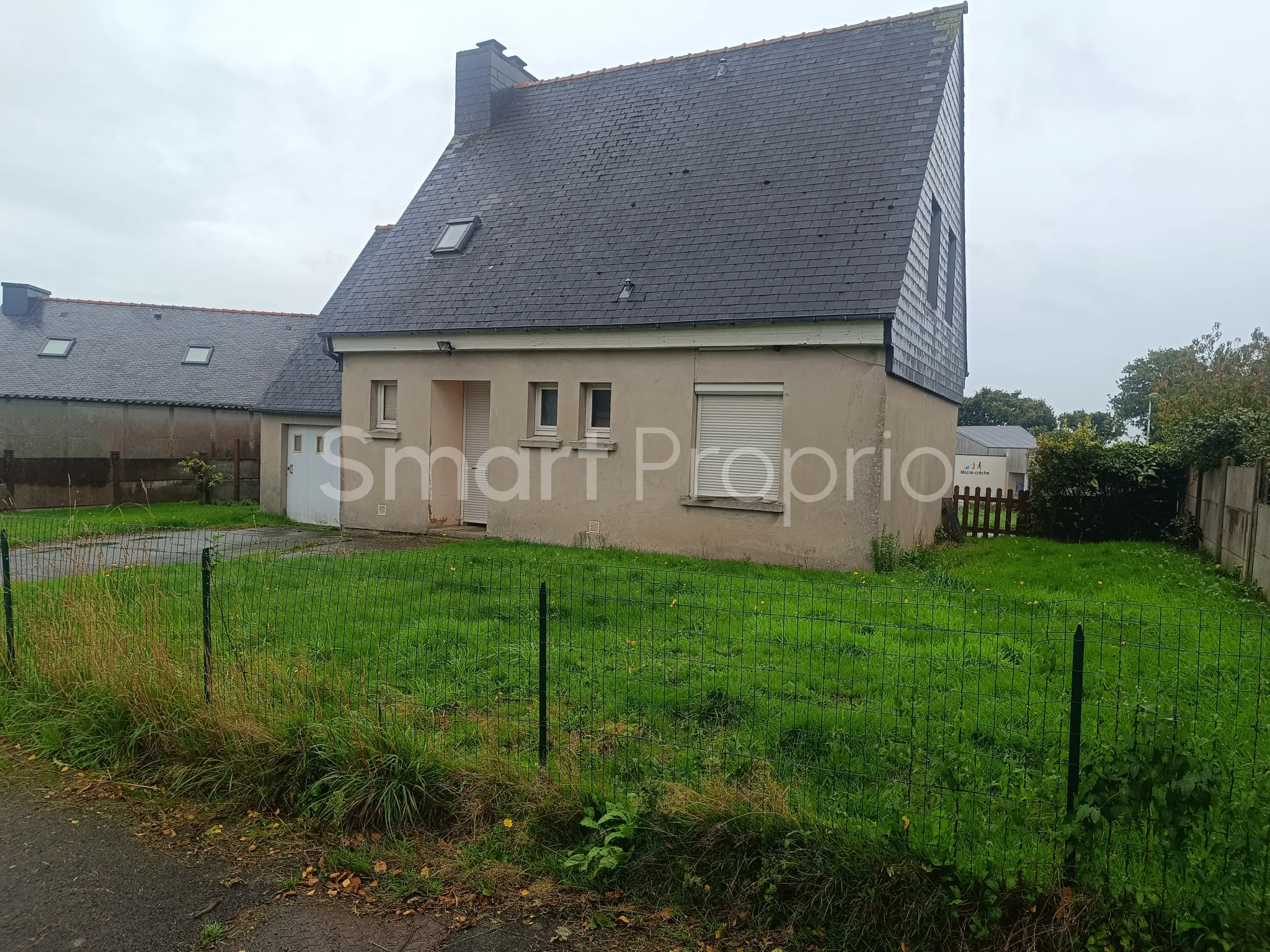 Maison à vendre au centre bourg de Henanbihen avec jardin 