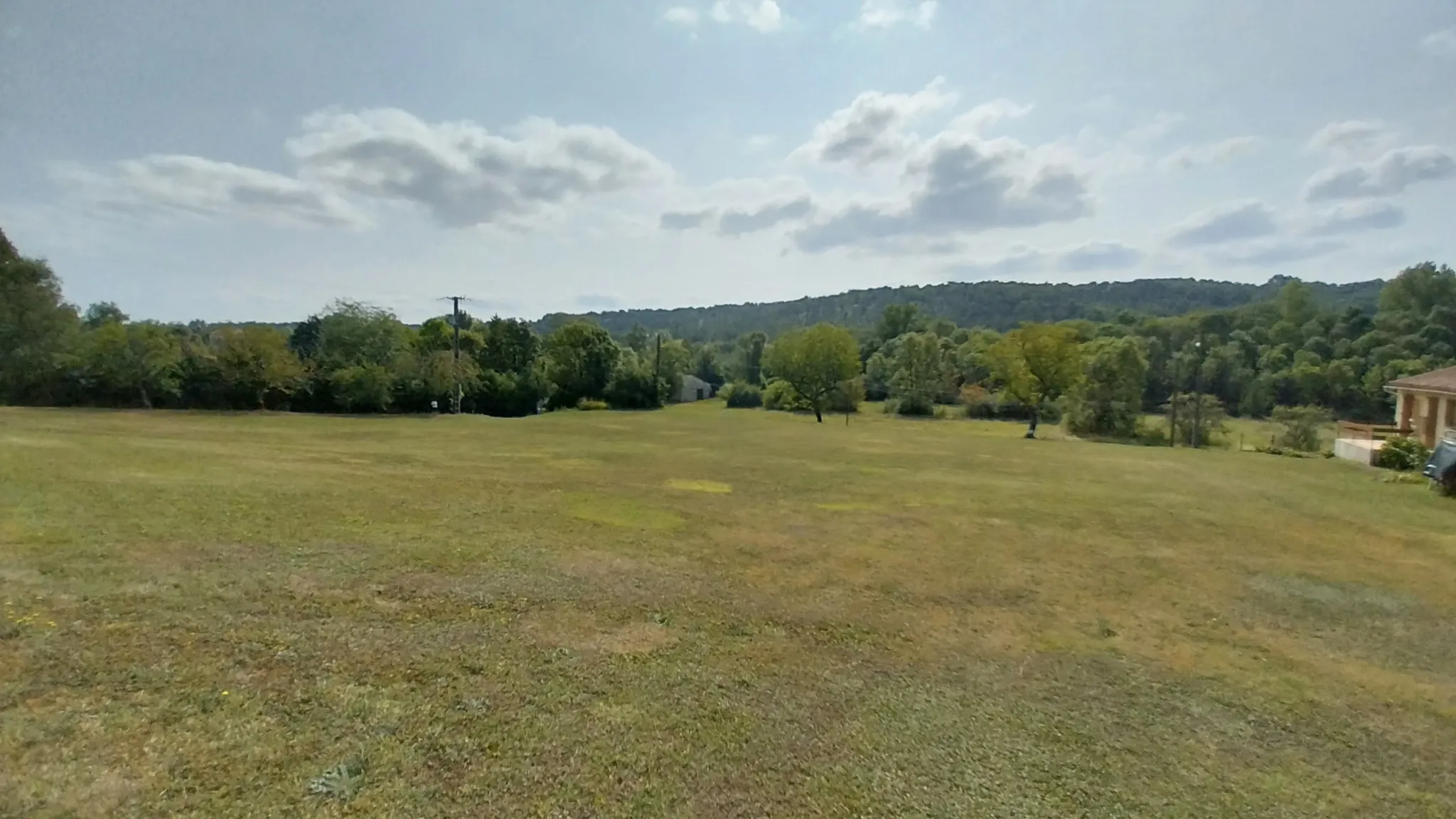 Terrain constructible 1400 m² à Château-l'Évêque - Vue Sud 