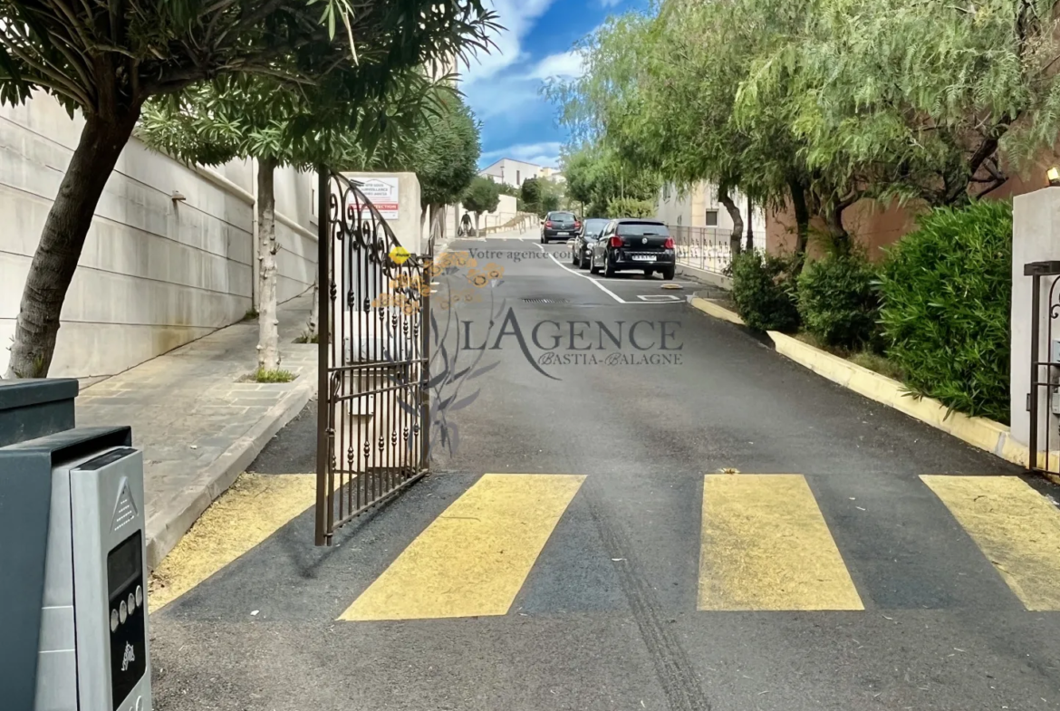 Appartement T2 avec garage au centre de L'Île-Rousse 