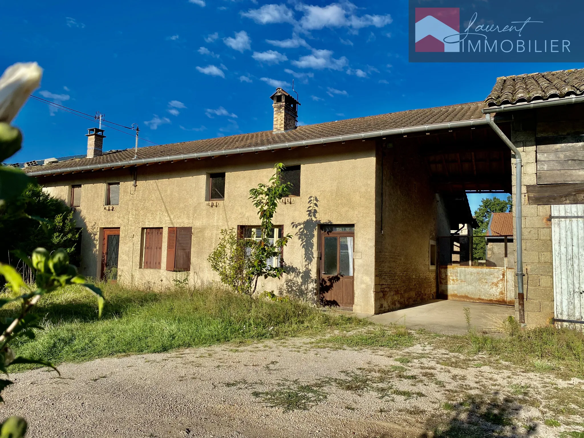 Maison spacieuse à rénover avec dépendances et terrain constructible à Boz 