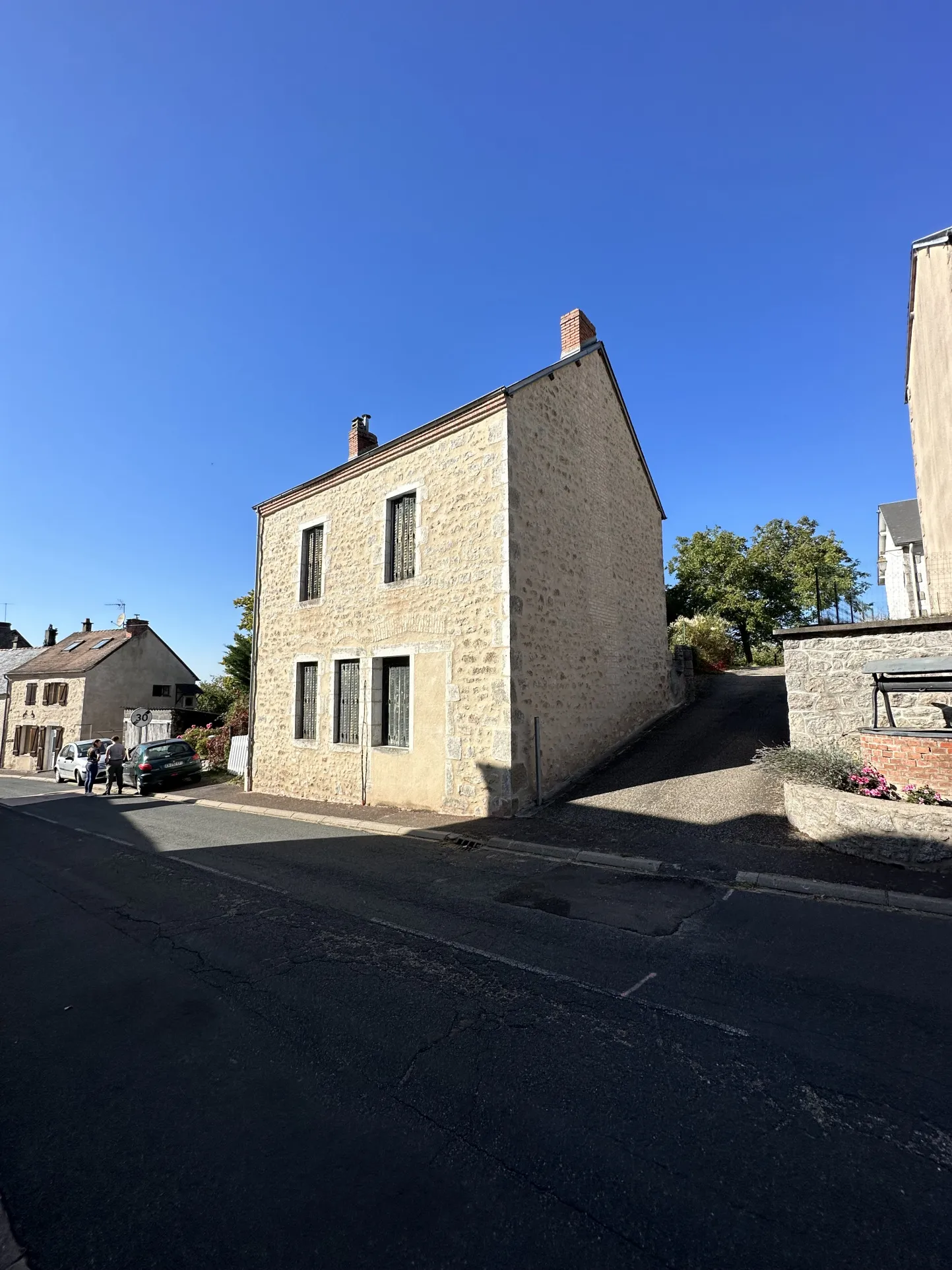 Maison en pierre à rénover à Nizerolles 