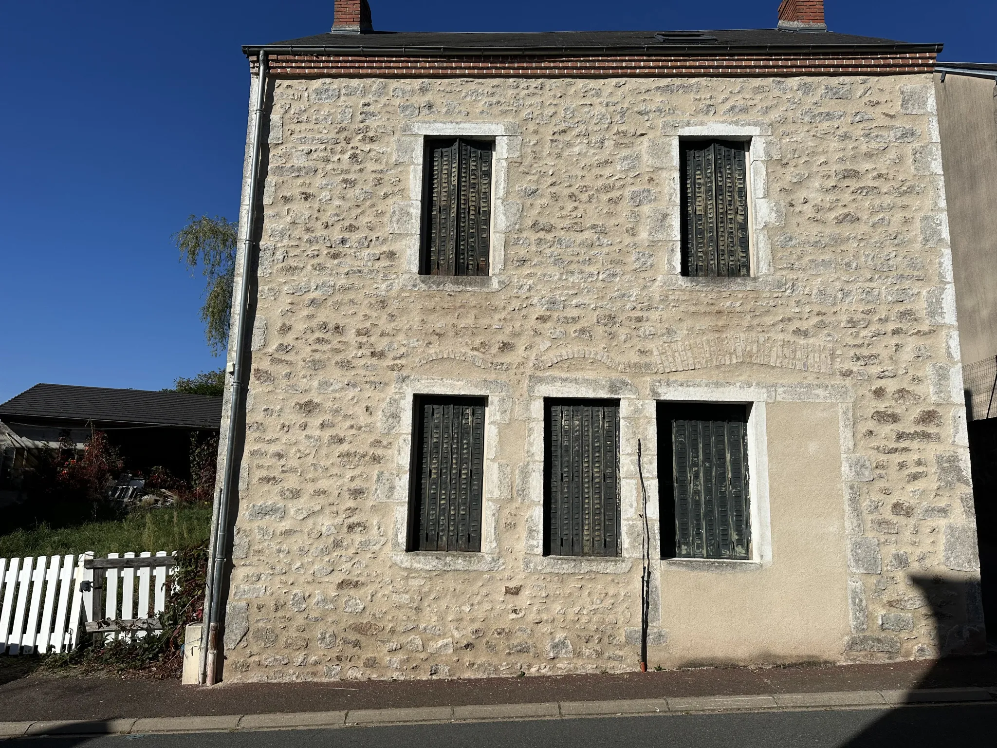 Maison en pierre à rénover à Nizerolles 