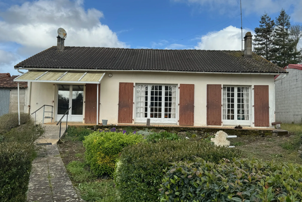 Maison à rénover de plain-pied à Sainte-Hermine, proche du centre-ville 