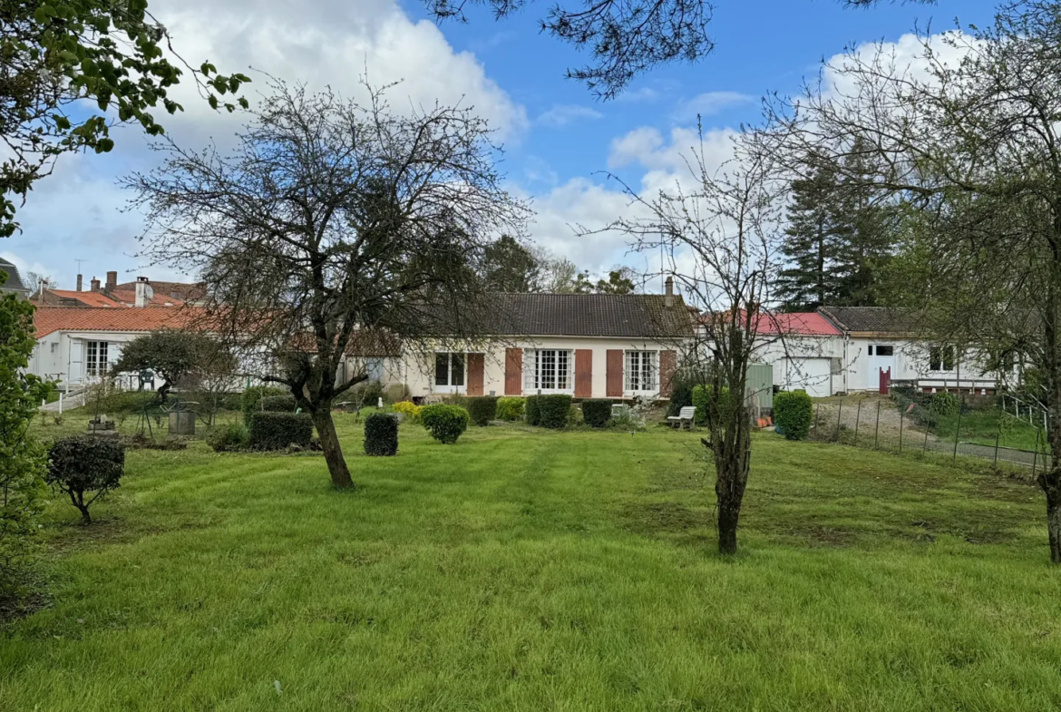 Maison à rénover de plain-pied à Sainte-Hermine, proche du centre-ville 