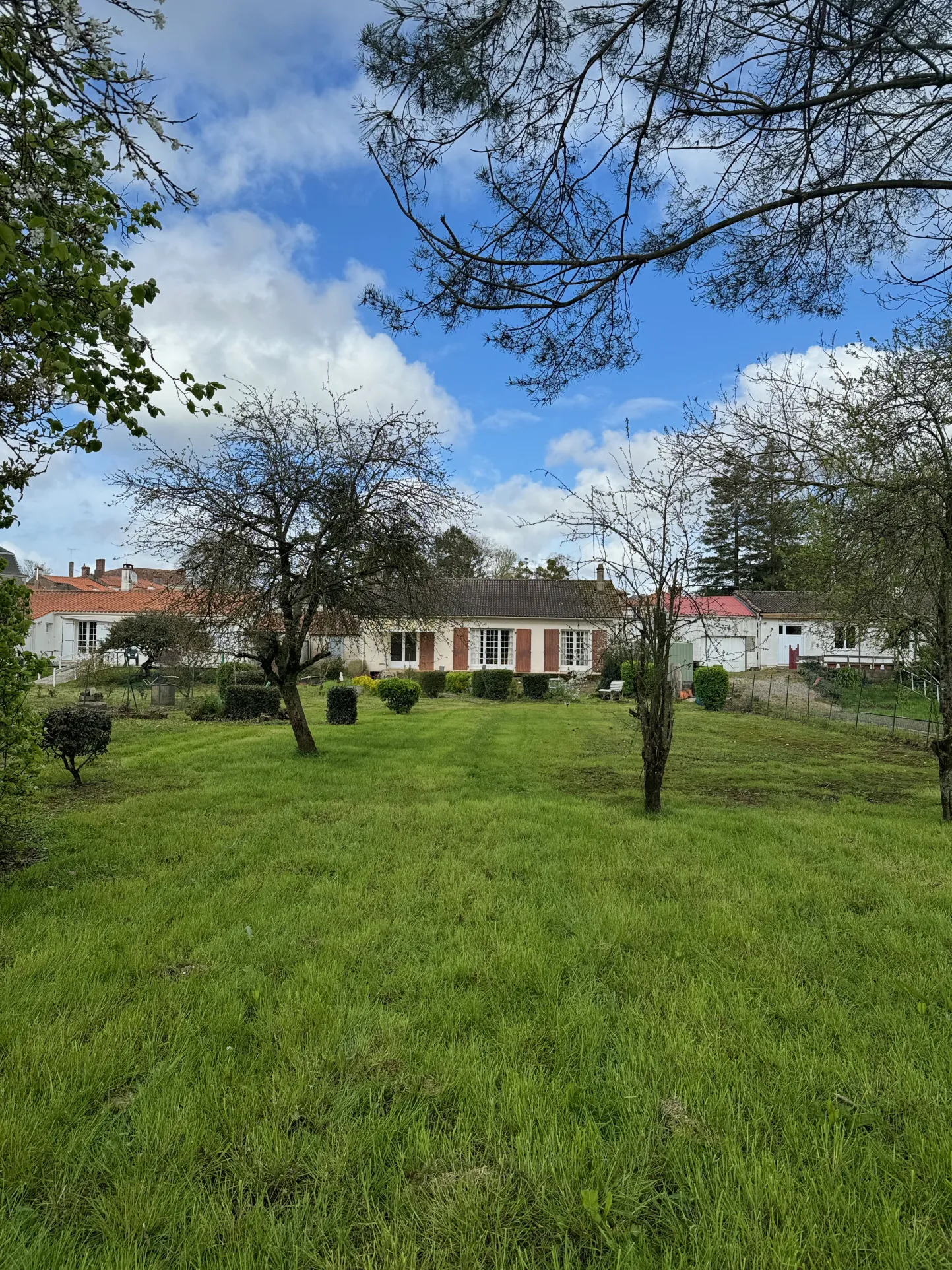 Maison à rénover de plain-pied à Sainte-Hermine, proche du centre-ville 