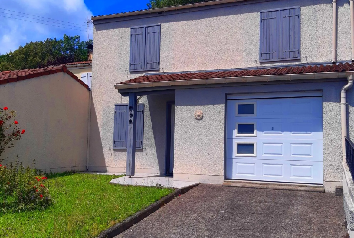 Belle Maison à Arpajon-sur-Cère avec 3 Chambres et Garage 