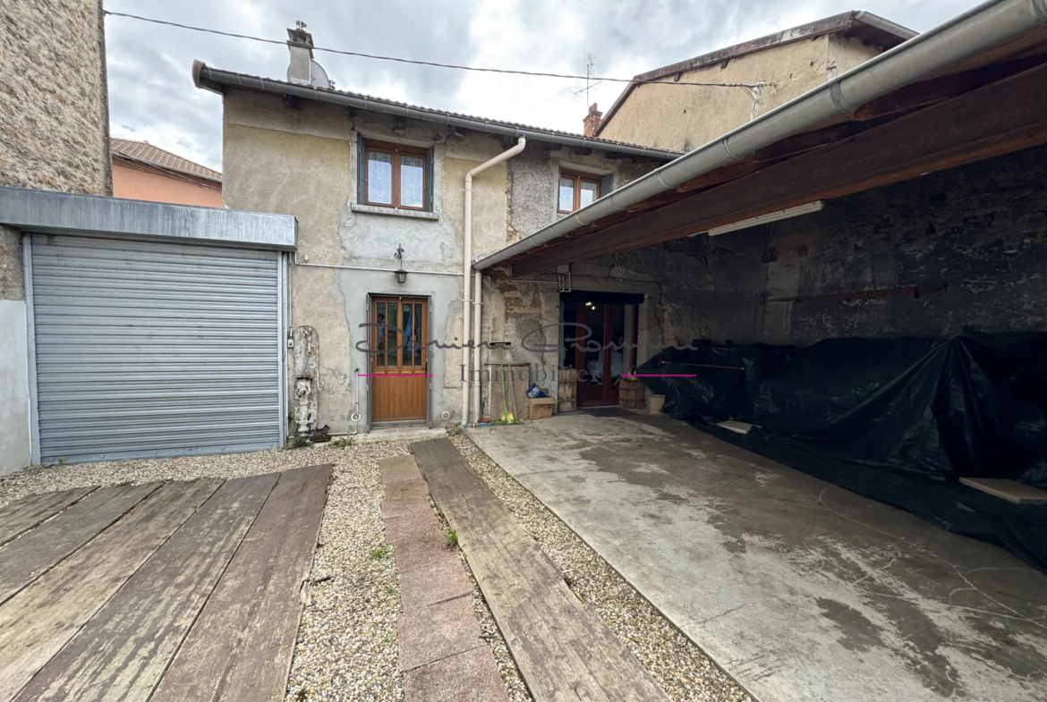 Maison de village à Bourg de Thizy de 156 m² avec dépendances 