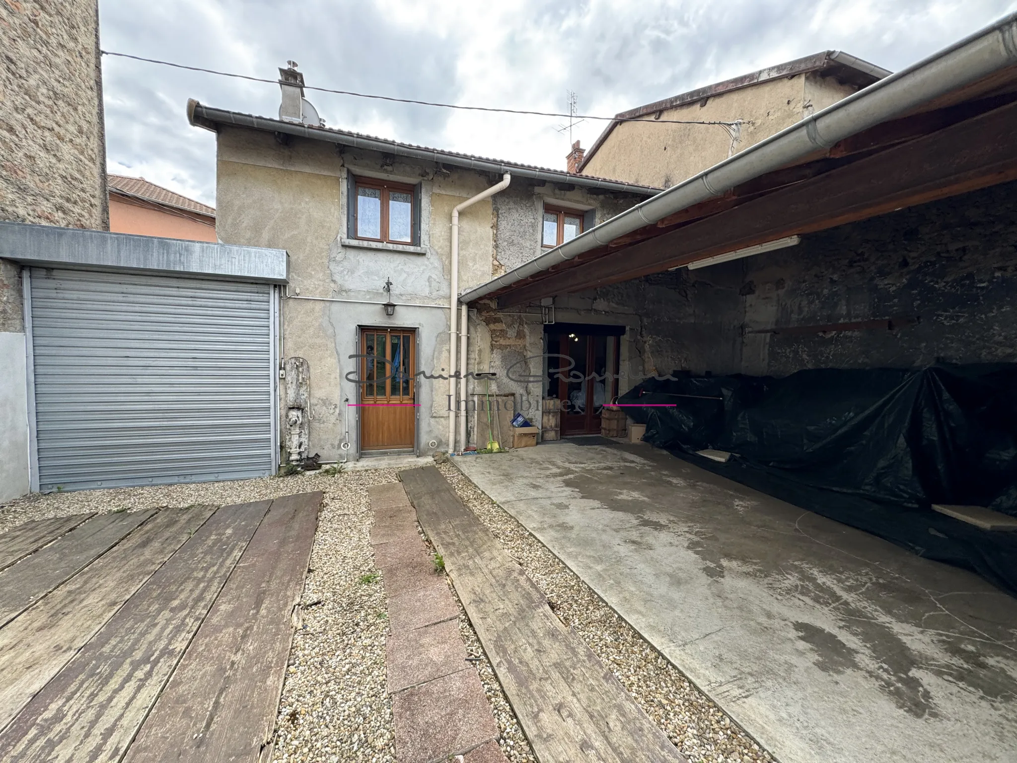 Maison de village à Bourg de Thizy de 156 m² avec dépendances 