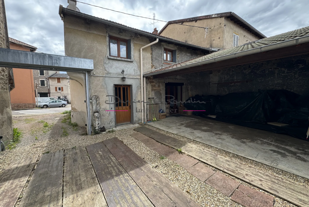 Maison de village à Bourg de Thizy de 156 m² avec dépendances 