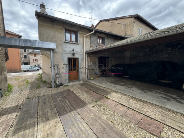 Maison de village à Bourg de Thizy de 156 m² avec dépendances