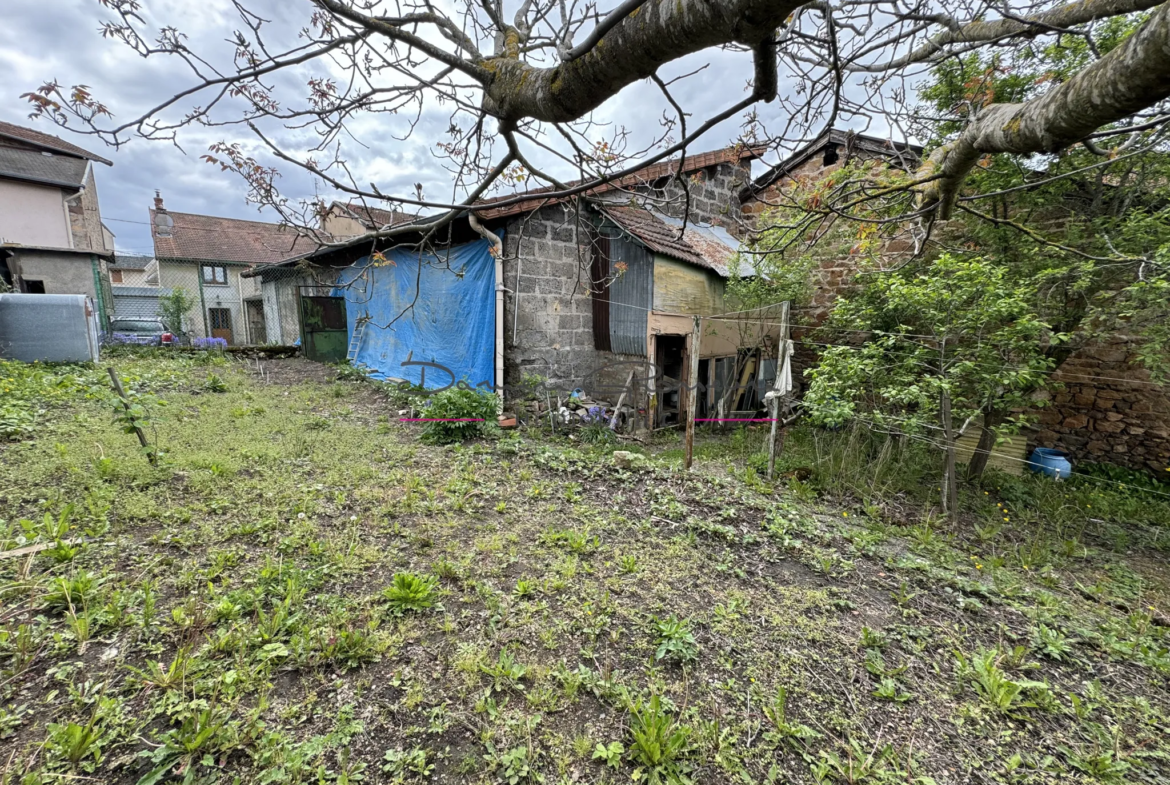 Maison de village à Bourg de Thizy de 156 m² avec dépendances 