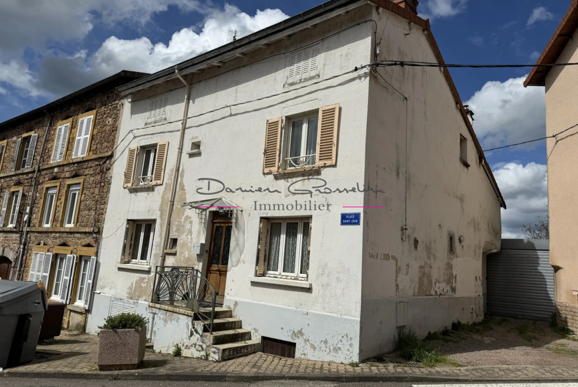 Maison de village à Bourg de Thizy de 156 m² avec dépendances 