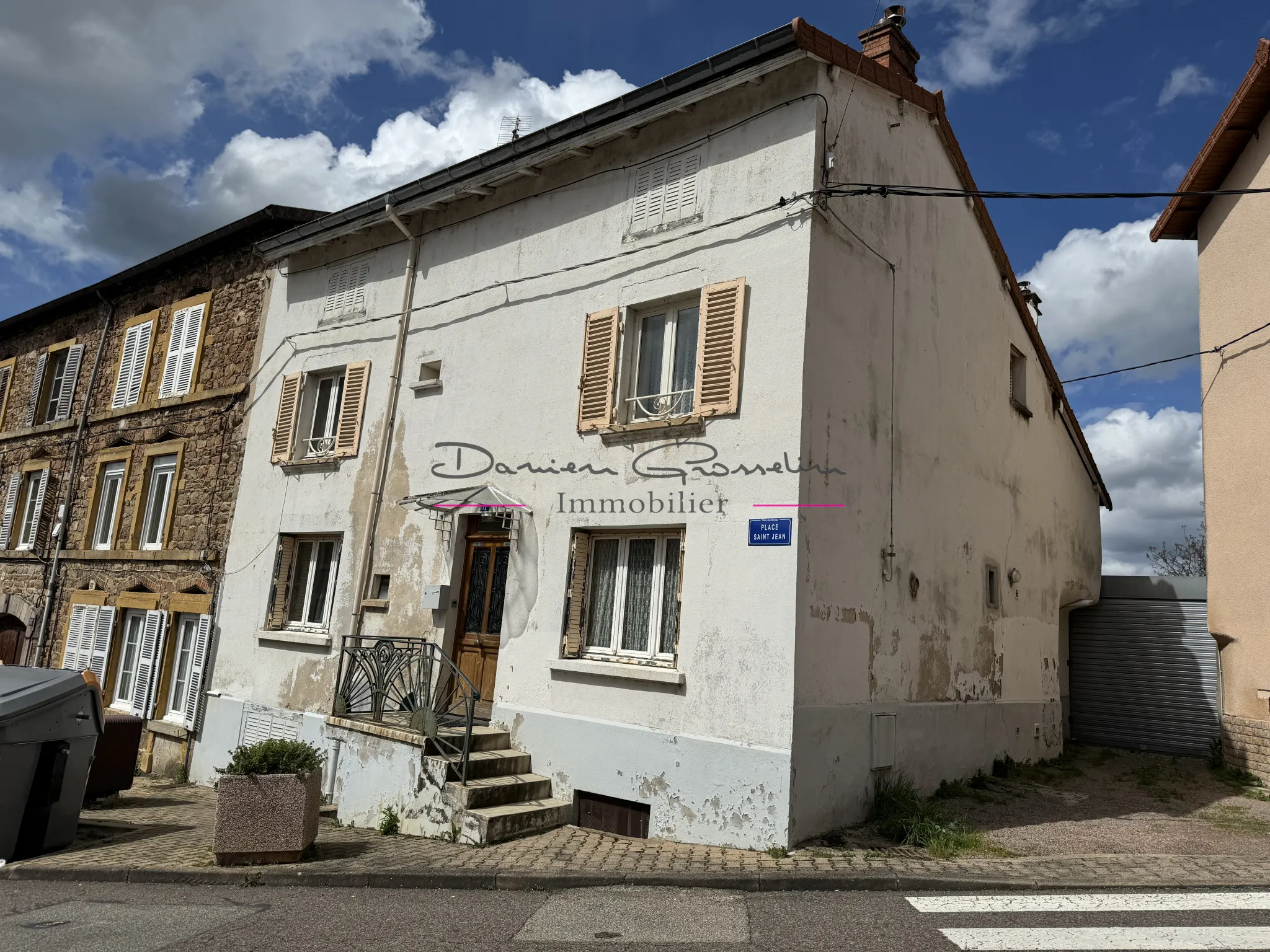 Maison de village à Bourg de Thizy de 156 m² avec dépendances 