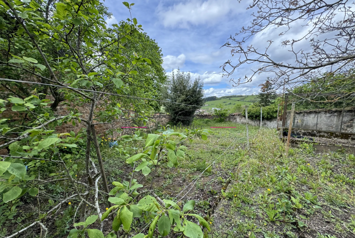 Maison de village à Bourg de Thizy de 156 m² avec dépendances 