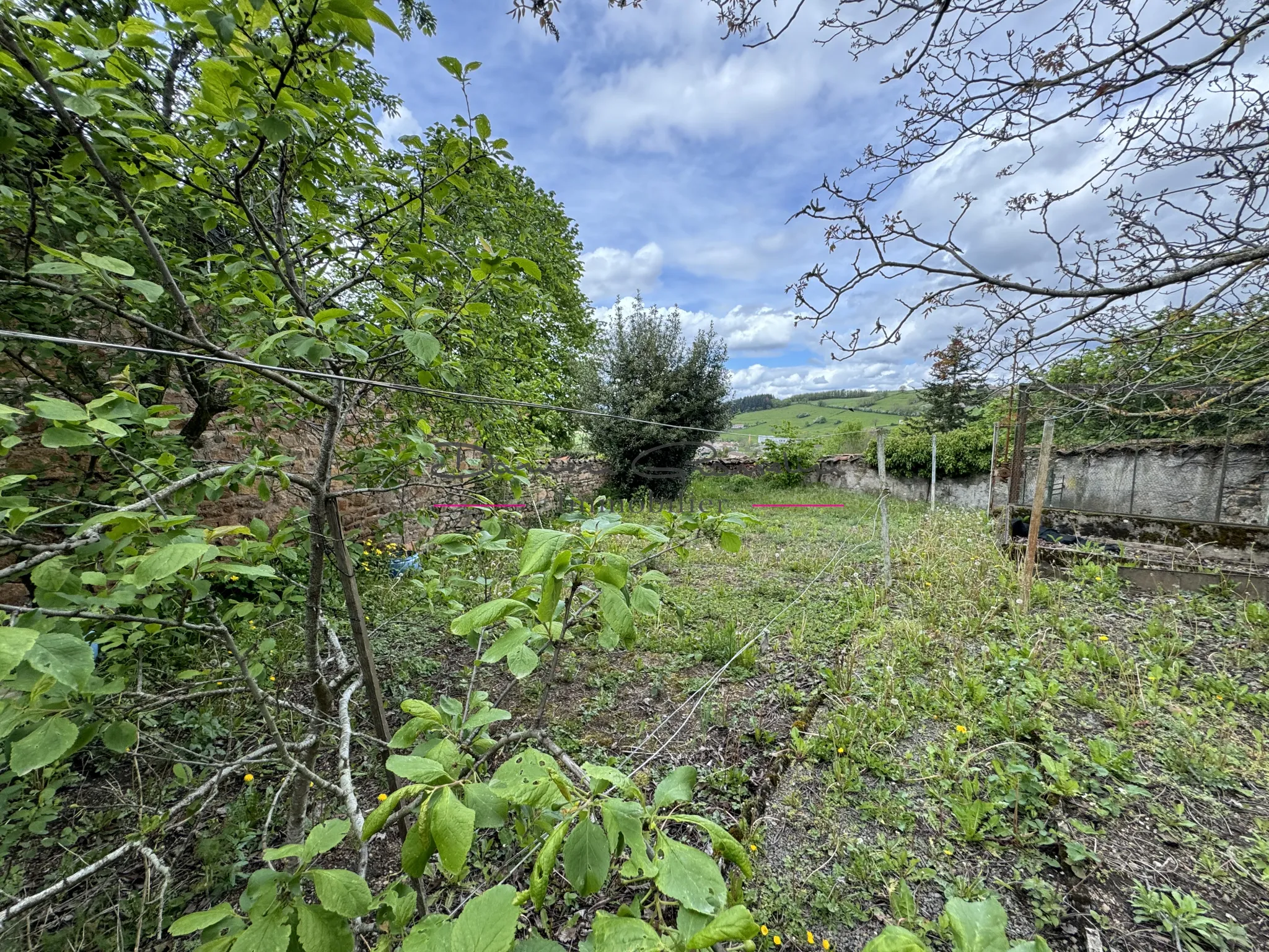 Maison de village à Bourg de Thizy de 156 m² avec dépendances 