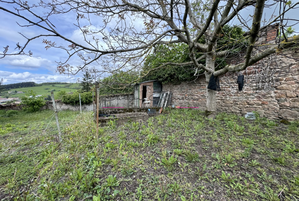 Maison de village à Bourg de Thizy de 156 m² avec dépendances 