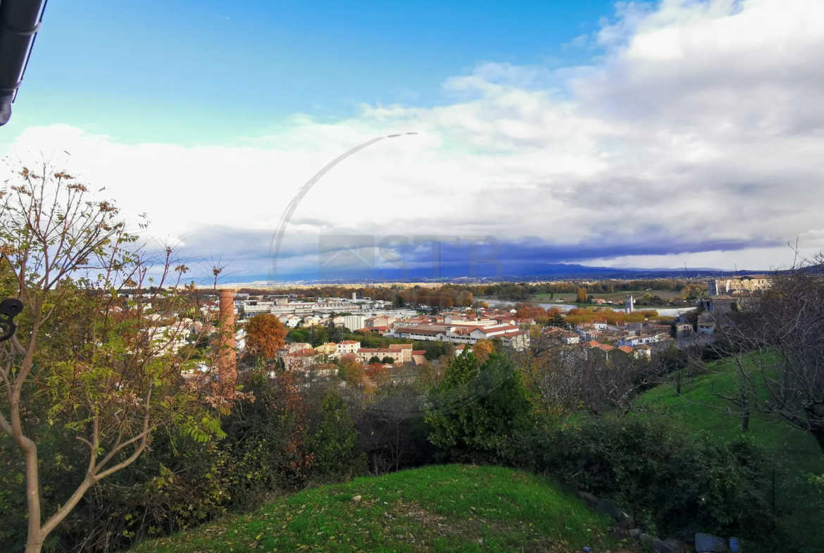 Maison individuelle de 138m² avec 1300m² de terrain à La Voulte-sur-Rhône 