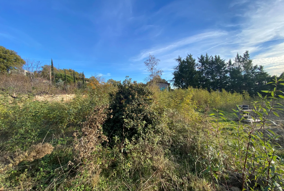 Terrain Constructible à Vendre à La Motte d'Aigues - 877 m² 