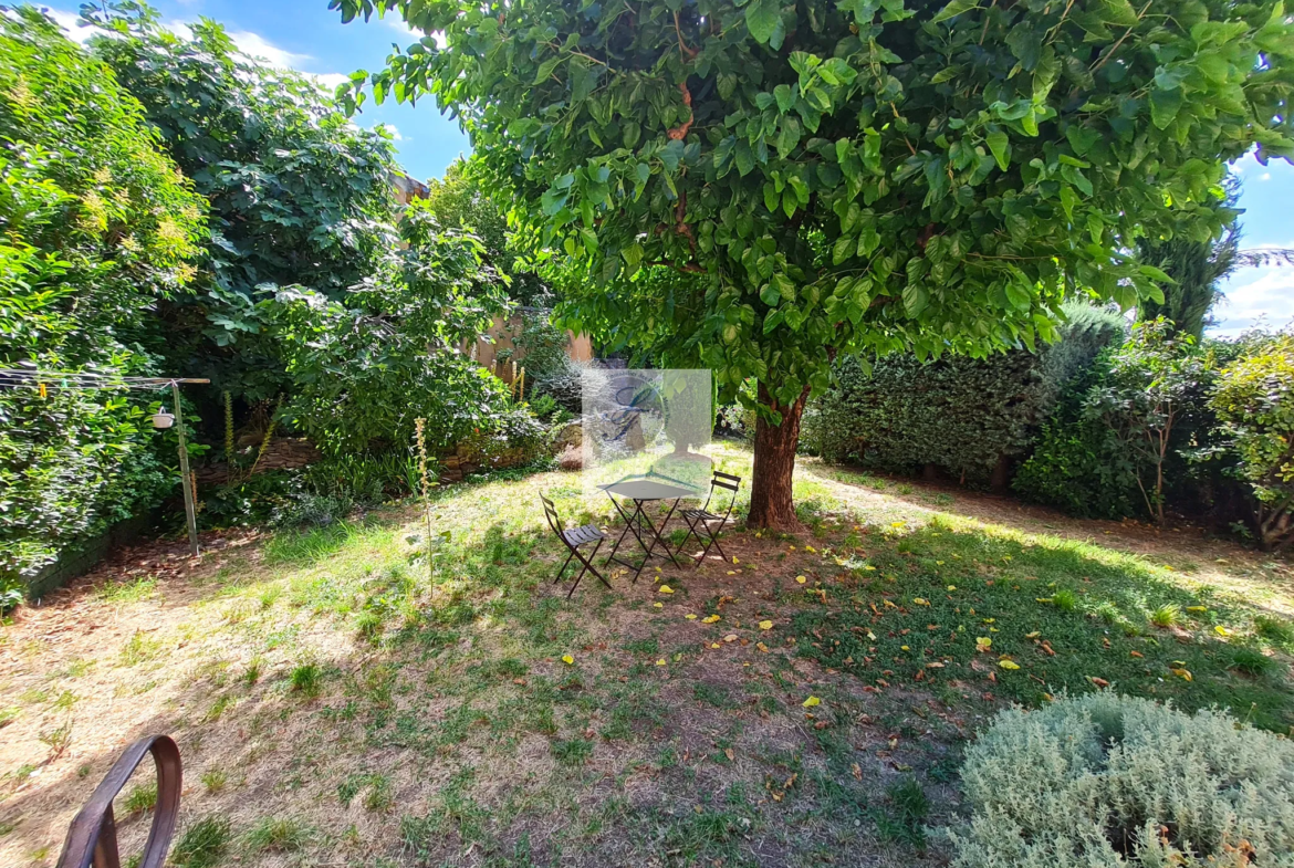 Maison de village à rénover avec jardin et garage près de Bédoin 