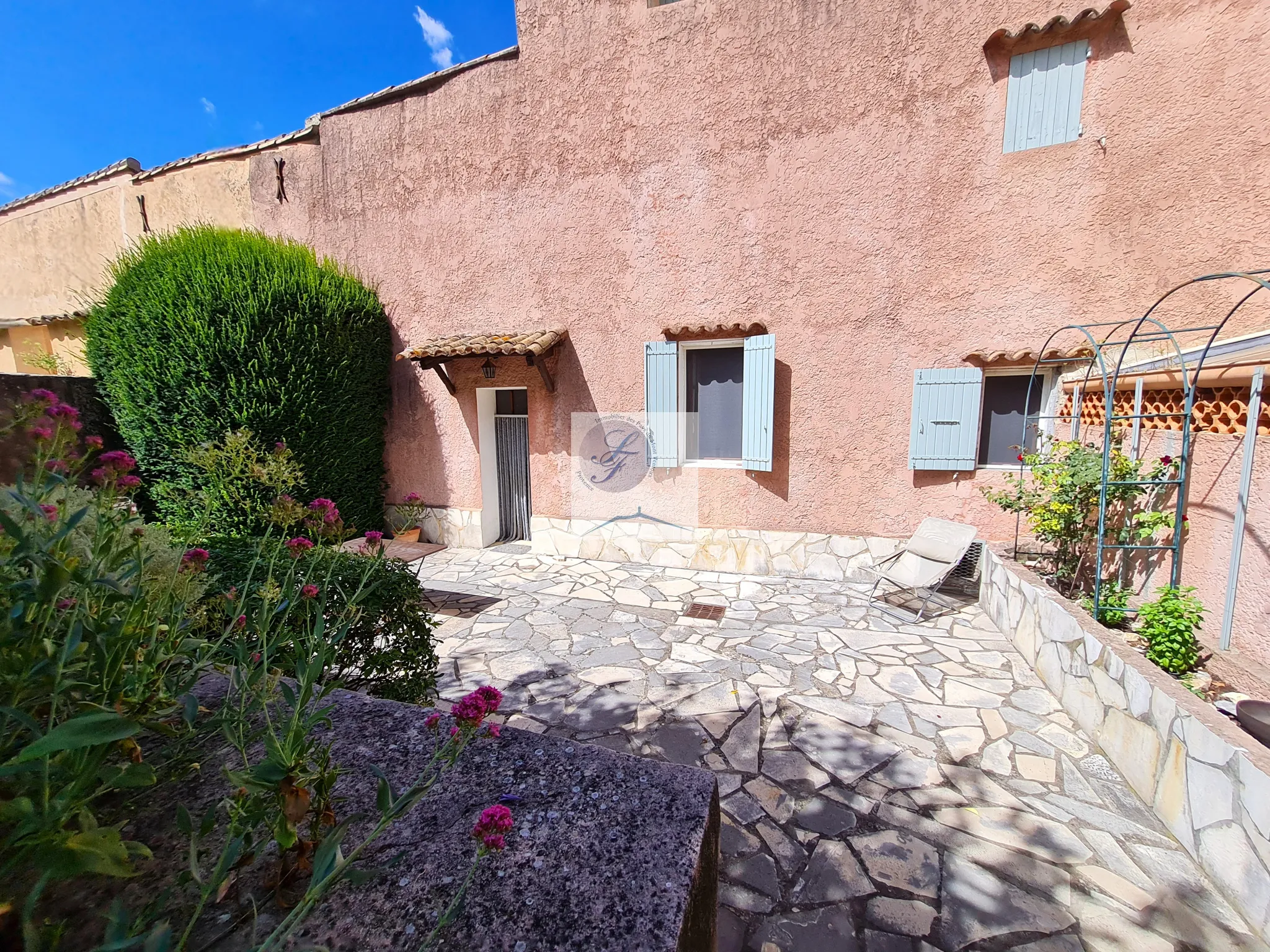 Maison de village à rénover avec jardin et garage près de Bédoin 