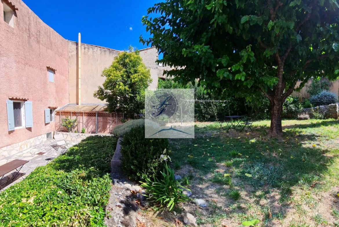 Maison de village à rénover avec jardin et garage près de Bédoin 