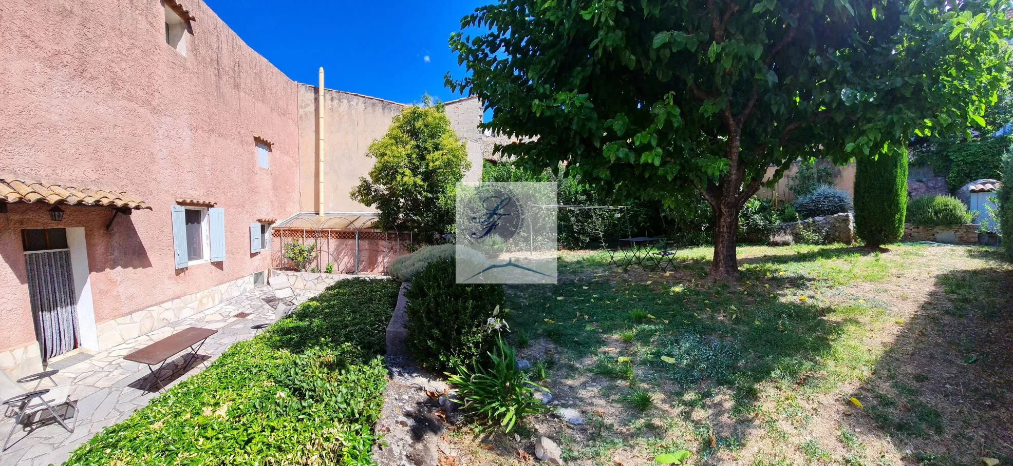 Maison de village à rénover avec jardin et garage près de Bédoin 