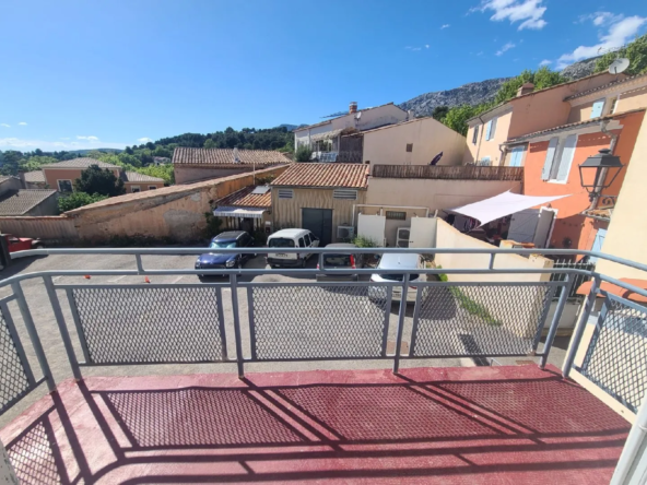 Maison de village à Puyloubier avec balcon et garage