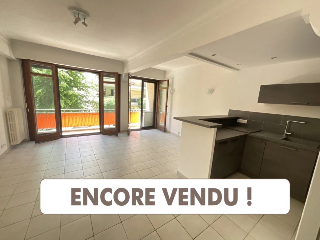 À vendre : Vaste appartement 2 pièces avec parking à Vence